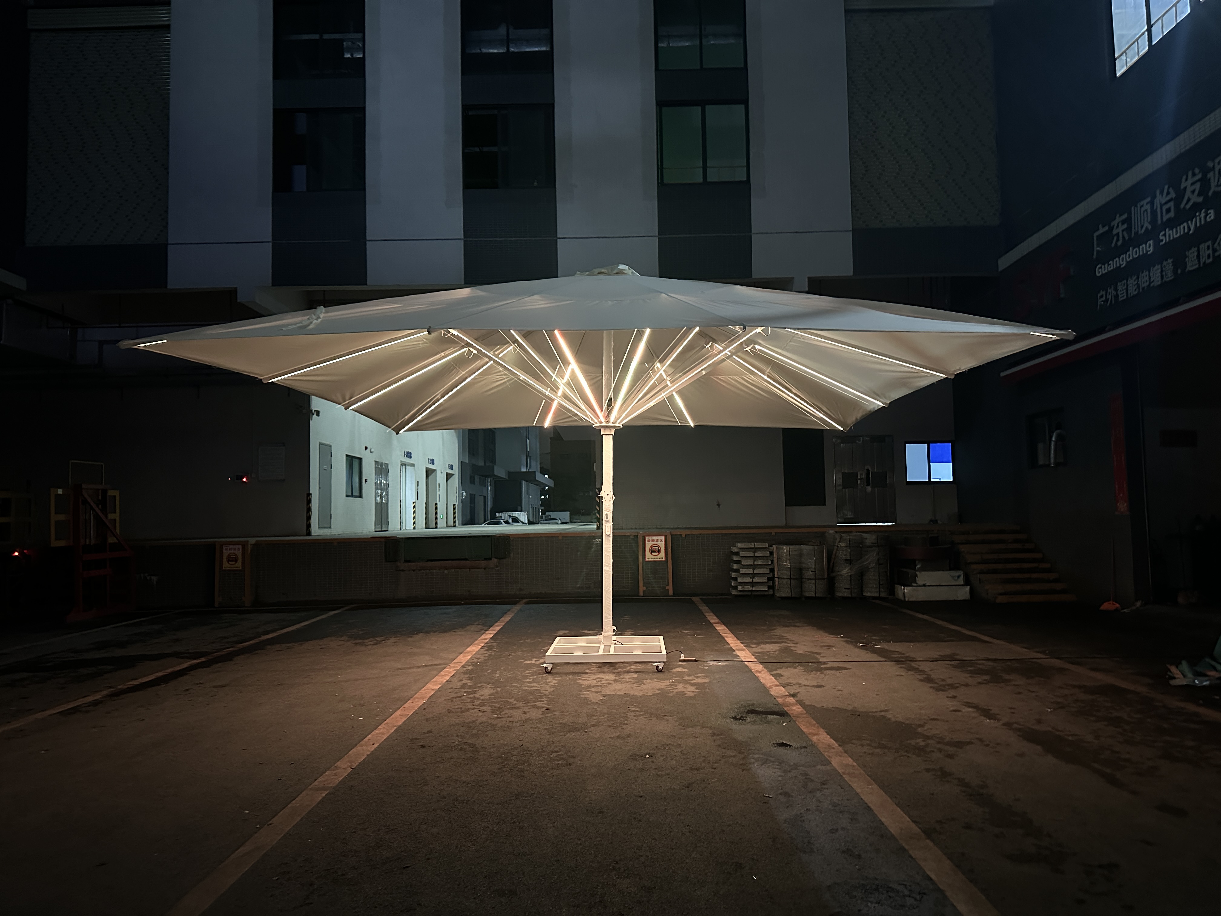 7M Outdoor Furniture LED Umbre - Outdoor Furniture Supplier recensione e prezzo